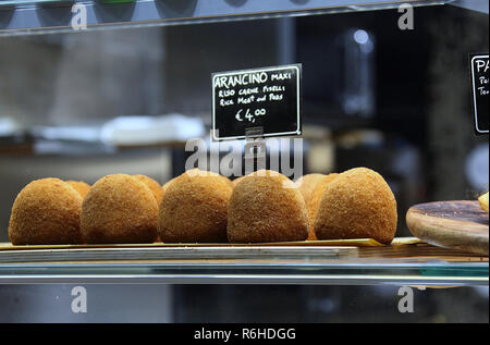 Arancino zum Verkauf in Italien Stockfoto