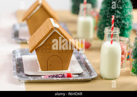 Nahaufnahme der Lebkuchenhäuser auf Kinder Handwerk Weihnachtsfeier. Stockfoto