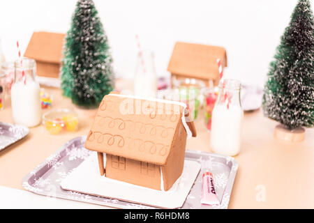 Kinder Partei kleine Lebkuchenhäuser mit Bonbons zu verzieren. Stockfoto