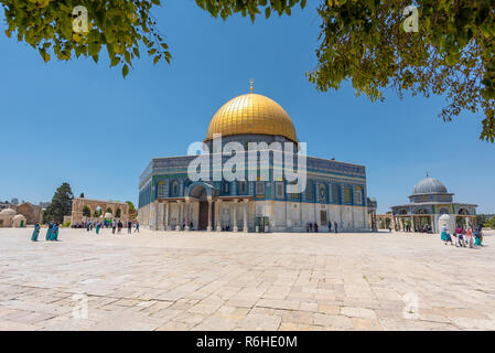 Die Menschen in der Kuppel des Rock. Es ist eine islamische Heiligtum auf dem Tempelberg in der Altstadt von Jerusalem entfernt. Stockfoto