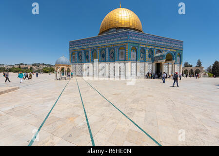 Die Menschen in der Kuppel des Rock. Es ist eine islamische Heiligtum auf dem Tempelberg in der Altstadt von Jerusalem entfernt. Stockfoto