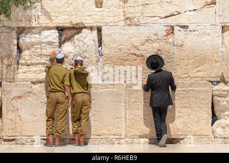 Jüdische orthodoxe Gläubige Lesen der Thora und zu beten, mit Blick auf die Westliche Mauer, auch als Klagemauer oder Kotel in der Altstadt in Jerusalem, Israel bekannt. Stockfoto