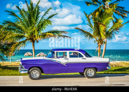 Amerikanische blau und weiß Classic Car am Strand parken auf dem Seitenstreifen in der Nähe von Havanna Kuba - hdr-serie Kuba reportage Stockfoto