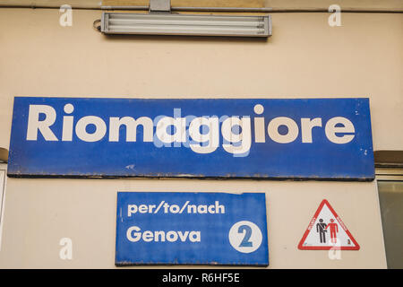 Riomaggiore, Italien - 30. Oktober 2016: Blick auf den Bahnhof in Riomaggiore, einem der Cinque Terre Dörfer, an einem hellen Tag. Cinque Terre wurde inkl Stockfoto