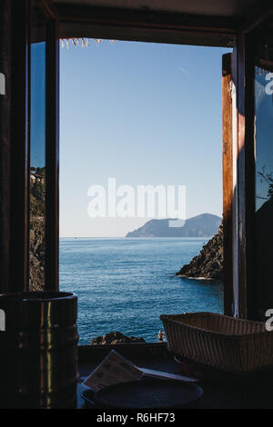 Manarola, Italien - 30. Oktober 2016: Blick auf das Ligurische Meer durch ein offenes Fenster in Manarola, Cinque Terre. Cinque Terre war ein im Lieferumfang enthalten Stockfoto