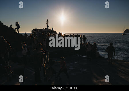 Manarola, Italien - 30. Oktober 2016: Leute aussteigen, ein Boot in Vernazza, Cinque Terre, bei Sonnenuntergang. Cinque Terre als Stockfoto