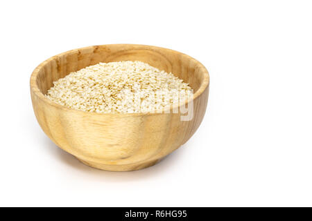Sesamsamen (gehören insbesondere Indicum) in Holz- Untertasse, isoliert auf weißem Stockfoto