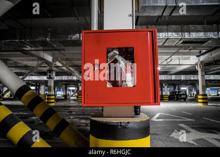 Red Fire Kran bei Tiefgarage mit beleuchteten Hintergrund Stockfoto