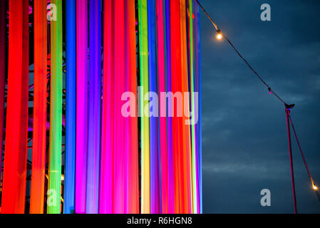 Buntes Licht Installation im Freien Musik- und Kunstfestival während der Nacht. Abstrakte Regenbogen Hintergrund. Stockfoto