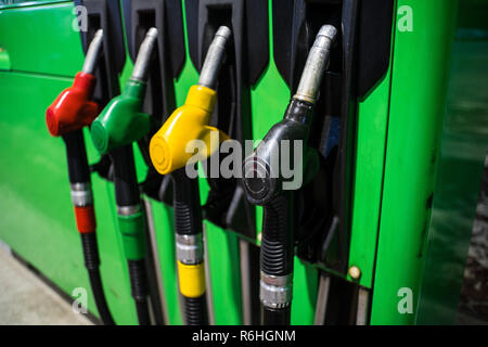 Betankung Düsen in verschiedenen Farben auf Grün hell Station Stockfoto