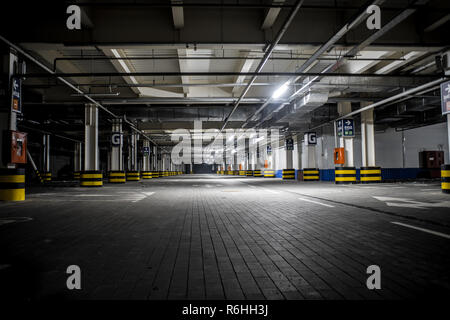 U-beleuchteten Parkplatz mit keine Personen und Elemente Stockfoto