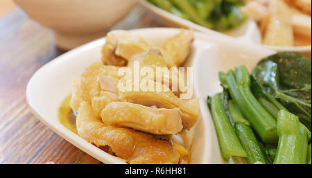 Essen Huhn auf Platte Stockfoto