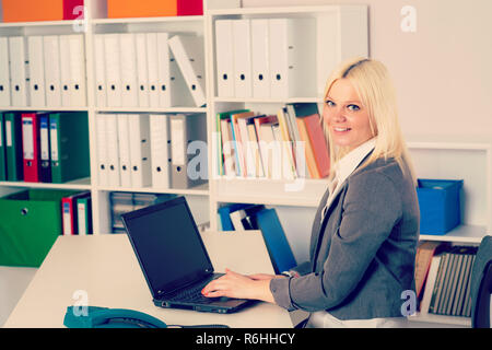 junge Geschäftsfrau im Büro Stockfoto