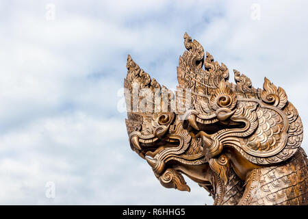 Messing der Schlange Statue mit Wolkigen Hintergrund Stockfoto