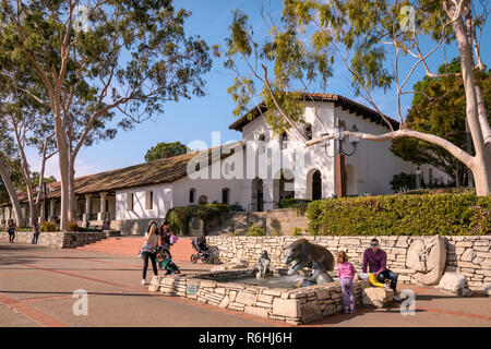 Besucher an der Mission San Luis Obispo de Tolosa, zentralen Kalifornien. Stockfoto