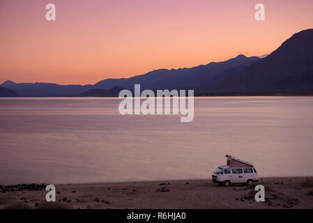 VW Westfalia am Strand von Bahia de los Angeles auf dem Meer von Cortez, Baja California, Mexiko. Stockfoto