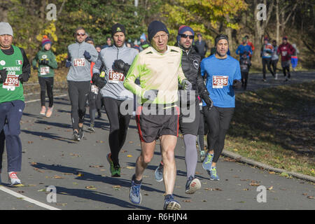 Mehr als 2.800 Läufer beteiligen sich an der 5 km Türkei Trab in Prospect Park auf Thanksgiving Morgen jedes Jahr. Es ist ein Ritual, zu viele vor die vielen Kalorien, die Sie während der Ferien verbrauchen können. Prospect Park, Brooklyn, New York. Stockfoto