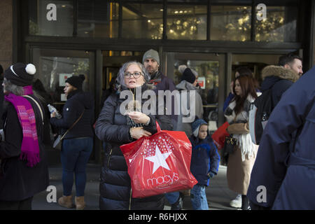 Frau Suche ein wenig gestresst, Macy's Kaufhaus am Broadway und 34th Street am Schwarzen Freitag in Manhattan, New York City. Stockfoto