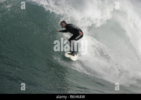 Big Wave surfen an Newquay Cribbar Punkt an Fistral Bay, Cornwall, Großbritannien Stockfoto