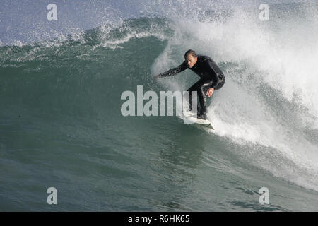 Big Wave surfen an Newquay Cribbar Punkt an Fistral Bay, Cornwall, Großbritannien Stockfoto