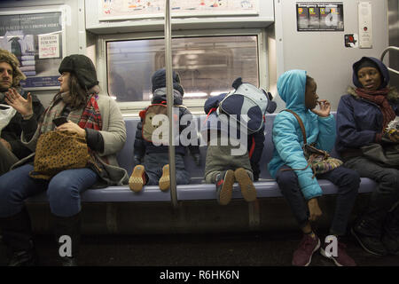 Kinder mit Rucksäcken die Jay Street Metrotech U-Bahn Station, als sie einen Zug in Brooklyn, New York City fahren. Stockfoto