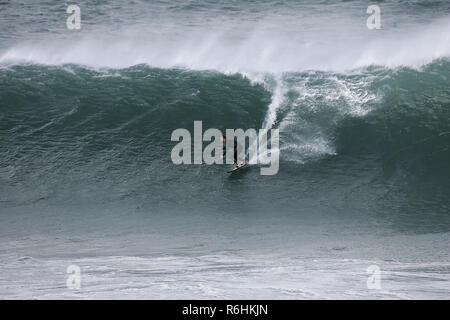 Big Wave surfen an Newquay Cribbar Punkt an Fistral Bay, Cornwall, Großbritannien Stockfoto