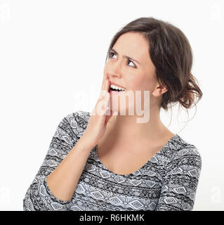 Junge Frau hält ihren Arm zu Mund aufgeregt Stockfoto