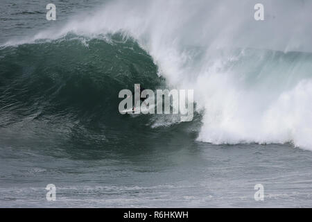 Big Wave surfen an Newquay Cribbar Punkt an Fistral Bay, Cornwall, Großbritannien Stockfoto