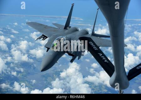 Eine F-15E Strike Eagle von Oberst Christopher Salbei vorgesteuert, 4th Fighter Wing Commander, bereitet von einem KC-135 Stratotanker R, 18. Mai 2017, in der Himmel über Seymour Johnson Air Force Base, North Carolina betankt werden. Der Ausleger ist der schnellste Weg, um Flugzeuge auf 1.200 Gallonen pro Minute zu tanken. Stockfoto