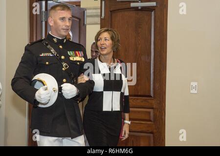 Us Marine Corps Chief Warrant Officer 2 Richard H. Woodall, Personalreferentin, Marine Barracks Washington, Escorts ein Gast auf ihren Platz in den Ruhestand Rezeption von Generalleutnant Robert R. Ruark, Stellvertreter, unter Verteidigungsminister für Personal und Bereitschaft, bei Marine Barracks Washington, Washington, D.C., 10. Mai 2017. Ruark zog sich nach 36 Jahren in der US Marine Corps. Stockfoto