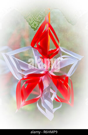 Hausgemachte Christmas Star in der Küche Fenster für Dekoration. Der Stern ist ein acht Jahre altes Mädchen. Stockfoto