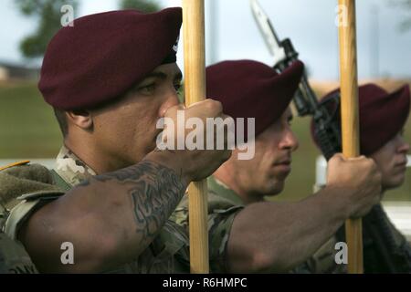 Fallschirmjäger ab 1 Battalion, 508Th Parachute Infantry Regiment, 3. Brigade Combat Team, 82nd Airborne Division, bleibt stoisch, während sie von Richter während der Alle amerikanischen Woche Color Guard Wettbewerb auf Fort Bragg, N.C., 18. Mai 2017 überprüft wird. Der Wettbewerb ist gehalten, um zu sehen, wem die Chance als Color Guard während der Ereignisse der amerikanischen Woche Feier durchführen zu gewinnen. Stockfoto