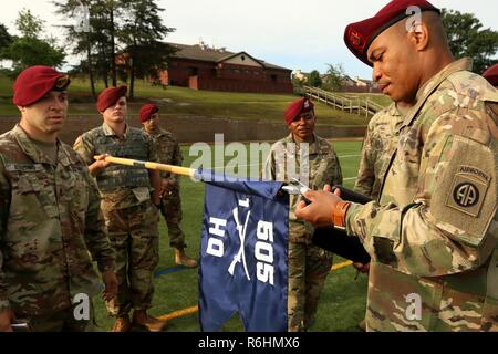 Ein Fallschirmjäger ab 1 Battalion, 505Th Parachute Infantry Regiment, 3. Brigade Combat Team, 82nd Airborne Division, präsentiert seine Guidon für die Inspektion während der abschließenden Momente der Alle amerikanischen Woche Color Guard Wettbewerb auf Fort Bragg, N.C., 19. Mai 2017. Der Wettbewerb ist gehalten, um zu sehen, wem die Chance als Color Guard während der Ereignisse der amerikanischen Woche Feier durchführen zu gewinnen. Stockfoto