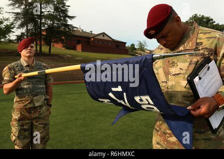 Ein Fallschirmjäger ab 1 Battalion, 505Th Parachute Infantry Regiment, 3. Brigade Combat Team, 82nd Airborne Division, präsentiert seine Guidon für die Inspektion während der abschließenden Momente der Alle amerikanischen Woche Color Guard Wettbewerb auf Fort Bragg, N.C., 19. Mai 2017. Der Wettbewerb ist gehalten, um zu sehen, wem die Chance als Color Guard während der Ereignisse der amerikanischen Woche Feier durchführen zu gewinnen. Stockfoto