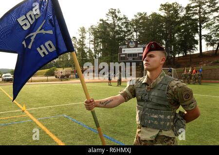 Ein Fallschirmjäger ab 1 Battalion, 505Th Parachute Infantry Regiment, 3. Brigade Combat Team, 82nd Airborne Division, steht an Parade Rest während des Wartens auf die Ergebnisse der Inspektion während der letzten Momenten der Alle amerikanischen Woche Color Guard Wettbewerb auf Fort Bragg N.C., 19. Mai 2017. Der Wettbewerb ist gehalten, um zu sehen, wem die Chance als Color Guard während der Ereignisse der amerikanischen Woche Feier durchführen zu gewinnen. Stockfoto