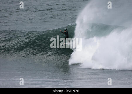 Big Wave surfen an Newquay Cribbar Punkt an Fistral Bay, Cornwall, Großbritannien Stockfoto