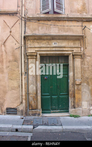 Grüne Tür auf einem alten französischen Haus in der Stadt Aix-en-Provence. Stockfoto