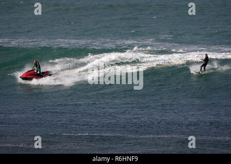 Big Wave surfen an Newquay Cribbar Punkt an Fistral Bay, Cornwall, Großbritannien Stockfoto