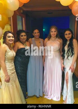 Spc. Natasha Manning-Redmond (Mitte), Kaplan assistant Hauptsitz und Sitz Bataillon, ich Korps, und Militärische sorority Mitglied nimmt ein Foto mit den vier junge Frauen, die Sie an der Teilnahme an dem Clover Park High School prom Mai 13, 2017, Tacoma, Washington unterstützt. Manning-Redmond mit Hilfe Ihrer sorority Schwestern, behandelt die Studenten Behandlungen Spa und versorgt Sie mit Kosmetikerinnen' in der Vorbereitung für die Senior Prom. Stockfoto