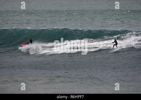 Big Wave surfen an Newquay Cribbar Punkt an Fistral Bay, Cornwall, Großbritannien Stockfoto