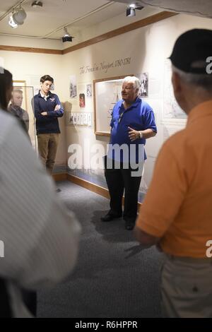 NEWPORT, R.I. (15. Mai 2017) Steve Koenig, U.S. Naval War College Museum Tour Guide, gibt Studenten aus Portsmouth High School (PHS) und lokalen militärischen Veteranen ein Rundgang im Museum am Montag, den 15. Mai. Der Besuch war Teil der Bibliothek des Kongresses Veteran Projekt der PHS Studenten tun, Advanced Placement Geschichte der USA sind, die von Cindy Perry, der auch ein Navy Veteran gelehrt wird. Stockfoto