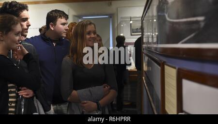 NEWPORT, R.I. (15. Mai 2017) Studierende aus Portsmouth an der High School (PHS) und lokalen militärischen Veteranen Tour der US Naval War College Museum am Montag, den 15. Mai. Der Besuch war Teil der Bibliothek des Kongresses Veteran Projekt der PHS Studenten tun, Advanced Placement Geschichte der USA sind, die von Cindy Perry, der auch ein Navy Veteran gelehrt wird. Stockfoto