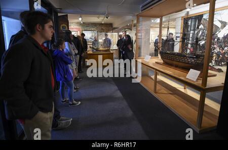 NEWPORT, R.I. (15. Mai 2017) Liz DeLucia (rechts), Direktor der Ausbildung und der Öffentlichkeitsarbeit, U.S. Naval War College Museum, bietet Studierenden aus Portsmouth High School (PHS) und lokalen militärischen Veteranen ein Rundgang im Museum am Montag, den 15. Mai. Der Besuch war Teil der Bibliothek des Kongresses Veteran Projekt der PHS Studenten tun, Advanced Placement Geschichte der USA sind, die von Cindy Perry, der auch ein Navy Veteran gelehrt wird. Stockfoto