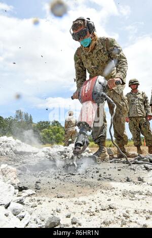 FORT HUNTER LIGGETT, Calif. (16. Mai 2017) Builder Constructionman Heith Wright, zugeordnet zu den Naval Mobile Konstruktion Bataillon (NMCB) 4, verwendet einen Jackhammer Zement zu brechen, um einen Krater der Schaden aus einem simulierten airstrike während der bataillone' Feld Training übung zu reparieren (Ftx). NMCB-4 ist die Durchführung ihre abschließende benotete FTX, Testen den Befehl des Bataillons, Steuerung und Kommunikation Funktionen durch eine Vielzahl von simulierten Szenarien beim Einsatz festgestellt. Stockfoto