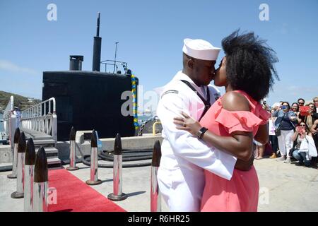 SAN DIEGO (18. Mai 2017) Der Maschinist Mate (Waffen) 2. Klasse Philip Rolle, zu den Los Angeles-Klasse schneller Angriff U-Boot USS Alexandria (SSN 757) Aktien der "Ersten Kuss" mit seiner Frau, wie das Schiff kehrt in Naval Base Point Loma nach einem sechsmonatigen Einsatz der westlichen pazifischen Region. Juni 29, 1991 in Auftrag gegeben wurde, Messung von mehr als 360 Meter lang und mehr als 6.900 Tonnen, Alexandria ist in der Lage, die verschiedenen Missionen, einschließlich Anti-U-Boot-Krieg, anti-oberfläche Kriegsführung, Streik die Kriegsführung, und Informationsgewinnung, Überwachung und Aufklärung. Stockfoto