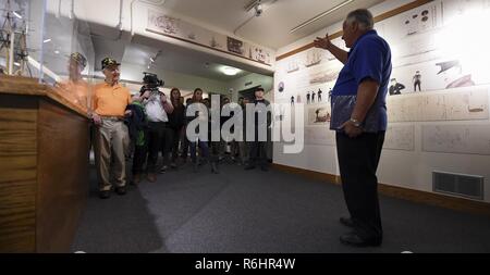 NEWPORT, R.I. (15. Mai 2017) Steve Koenig (rechts), U.S. Naval War College Museum Tour Guide, gibt Studenten aus Portsmouth High School (PHS) und lokalen militärischen Veteranen ein Rundgang im Museum am Montag, den 15. Mai. Der Besuch war Teil der Bibliothek des Kongresses Veteran Projekt der PHS Studenten tun, Advanced Placement Geschichte der USA sind, die von Cindy Perry, der auch ein Navy Veteran gelehrt wird. Stockfoto