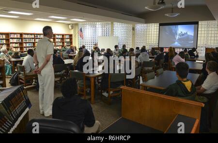 MEMPHIS, Tenn (09.Mai 2017) hinten Adm. Paul Pearigen, Commander, Marine Medizin West, und ehemalige Briarcrest Christian School Absolvent, spricht mit Studenten aus Briarcrest christliche Schule und zeigt Marine Videos über die Bedeutung einer starken Marine Präsenz in den Gebieten des Landes, die vielleicht nicht zur Unterstützung von Memphis Marine Woche haben. Memphis ist eine der wählen Sie Städte auf Host A2017 Marine Woche, eine Woche U.S. Navy Bewusstsein durch Einheimische übertreffen zu heben, Dienst an der Gemeinschaft und Ausstellungen Amerikaner, warum eine starke Marine zu zeigen, die für die amerikanische Lebensart ist. Stockfoto