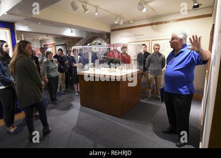 NEWPORT, R.I. (15. Mai 2017) Steve Koenig, Recht, ein U.S. Naval War College Museum Tour Guide, gibt Studenten aus Portsmouth an der High School und lokalen militärischen Veteranen ein Rundgang im Museum. Der Besuch war Teil der Bibliothek des Kongresses Veteran Projekt der Studenten, in der Geschichte der USA sind. Stockfoto