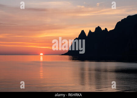 Golden Sunset hinter ein Meer mit Silhouette der Berge Stockfoto