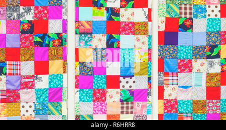 Bunte von keramischen Fliesen an der Wand. Stockfoto